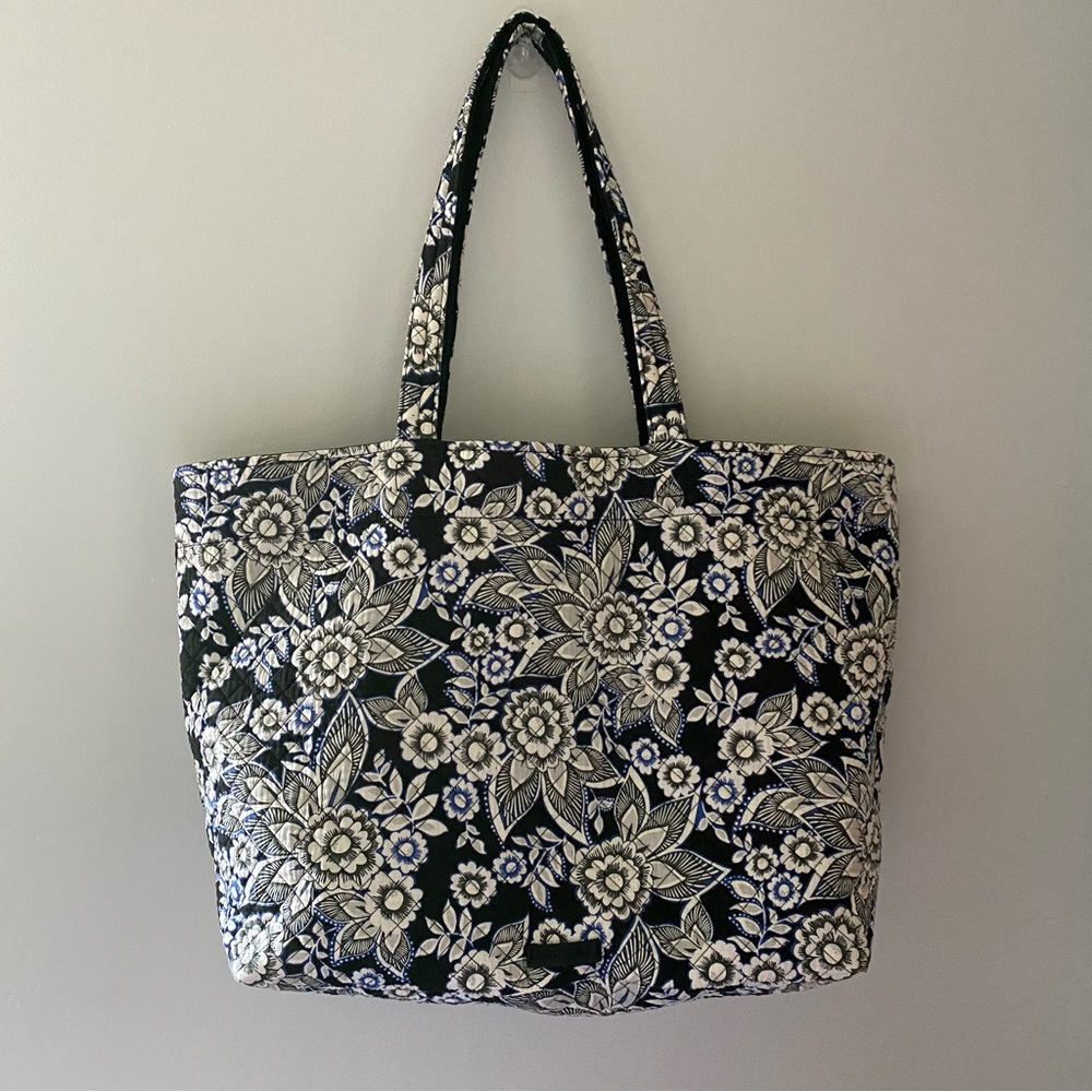 Vera Bradley Iconic Grand Tote in Snow Lotus EUC